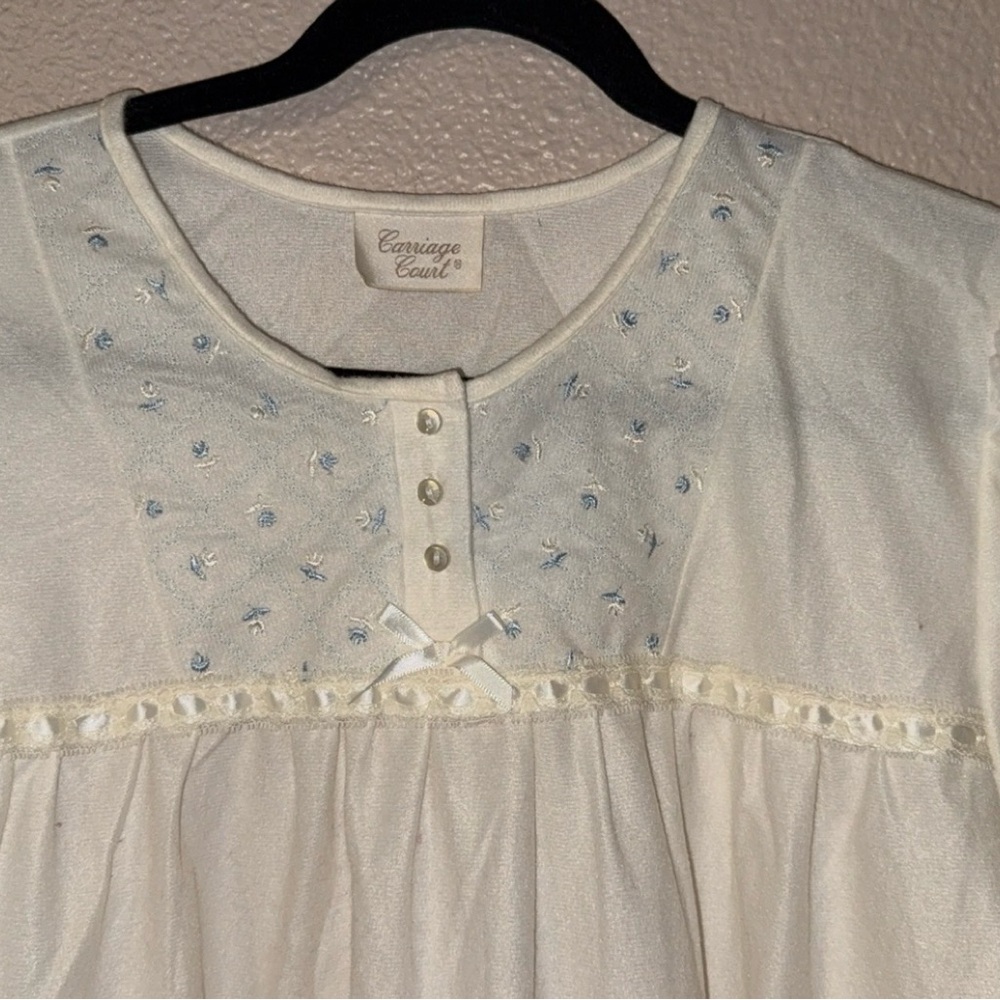 Carriage Court Women's Cream Nightgown